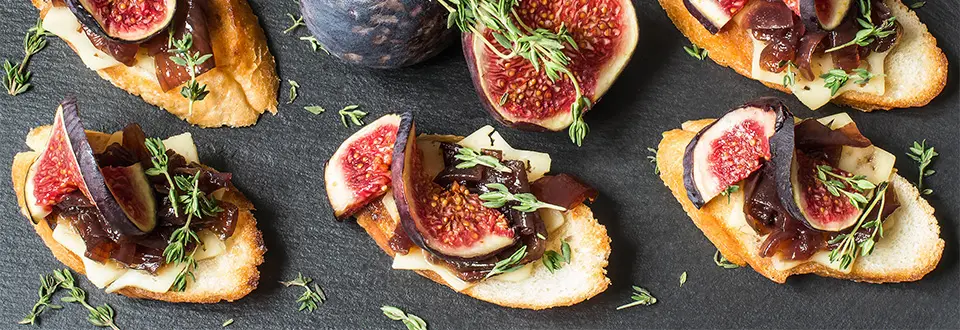 Crustini with cheese and fig